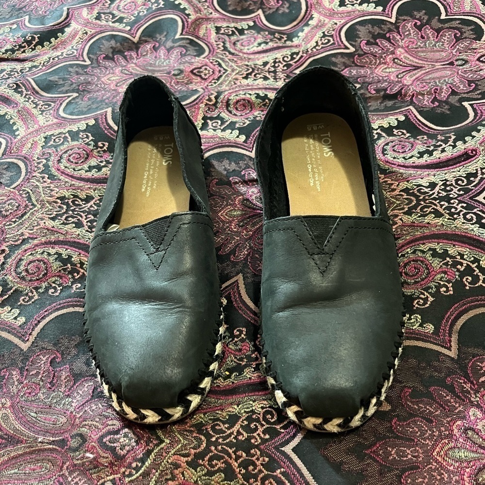 Toms black flats! Size 8.5. Shoes are in good condition!